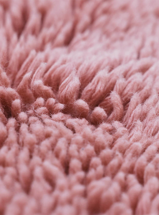 Tapis Fluffy rose HKliving : douceur visuelle et confort cocooning au quotidien.