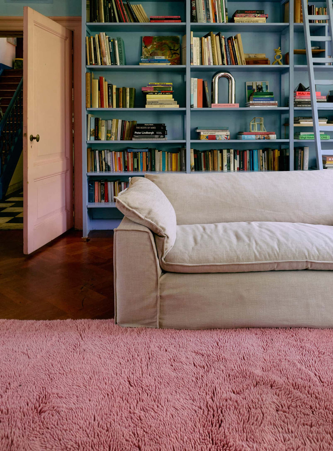 Tapis Fluffy rose HKliving : un tapis moelleux aux teintes douces et chaleureuses.
