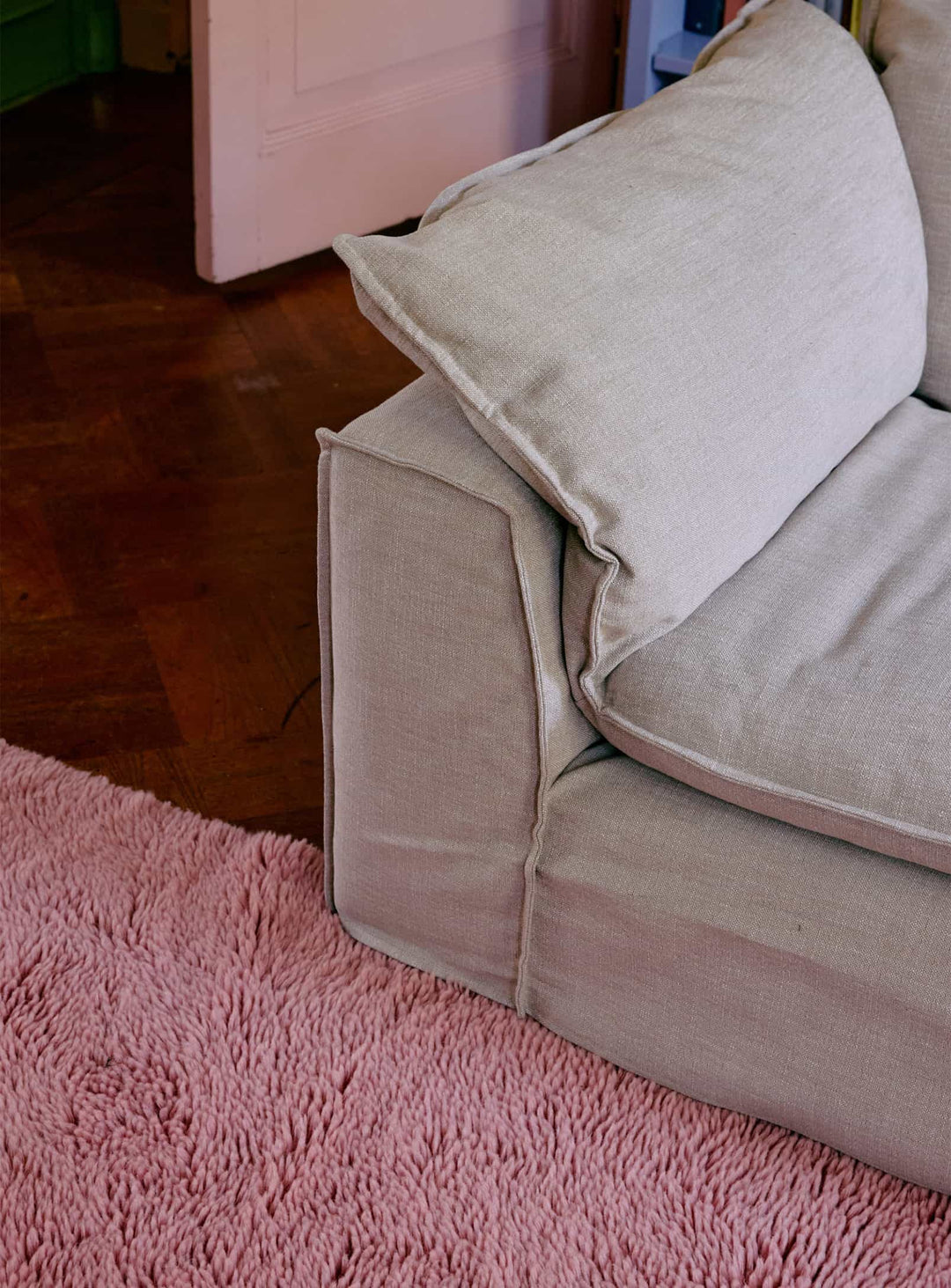 Tapis Fluffy rose HKliving : longues fibres moelleuses et style contemporain raffiné.