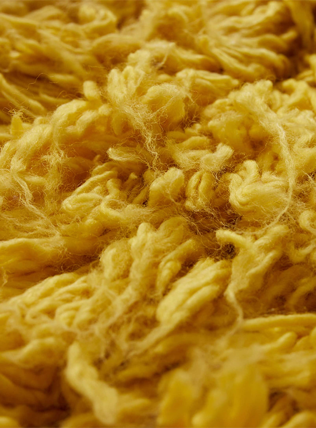 Tapis Fluffy jaune HKliving : douceur enveloppante et style audacieux contemporain.