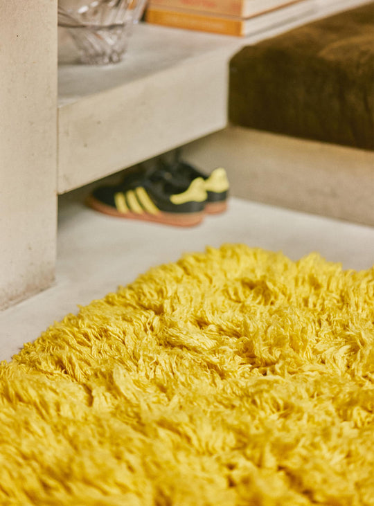 Tapis Fluffy jaune HKliving : longues fibres épaisses et confort cocooning absolu.