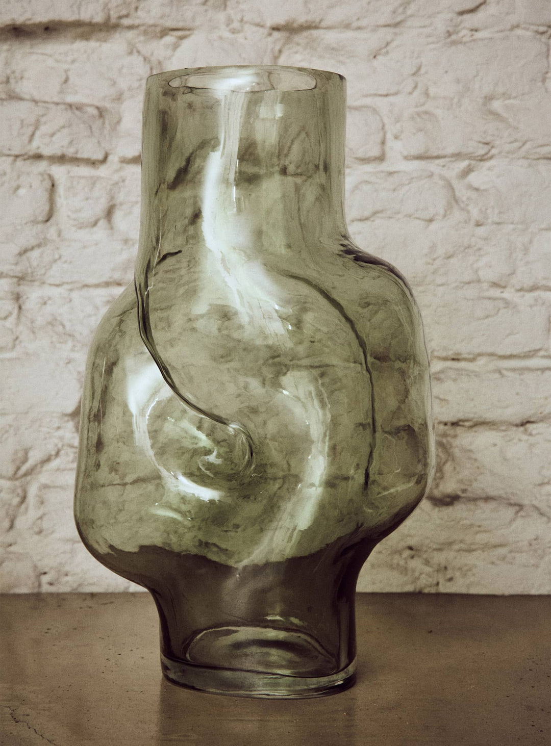 Vase Gleam HKliving : un vase design qui joue avec les volumes et la lumière. vert