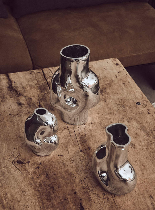 Vase Gleam HKliving : design organique et allure raffinée pour votre intérieur. chrome