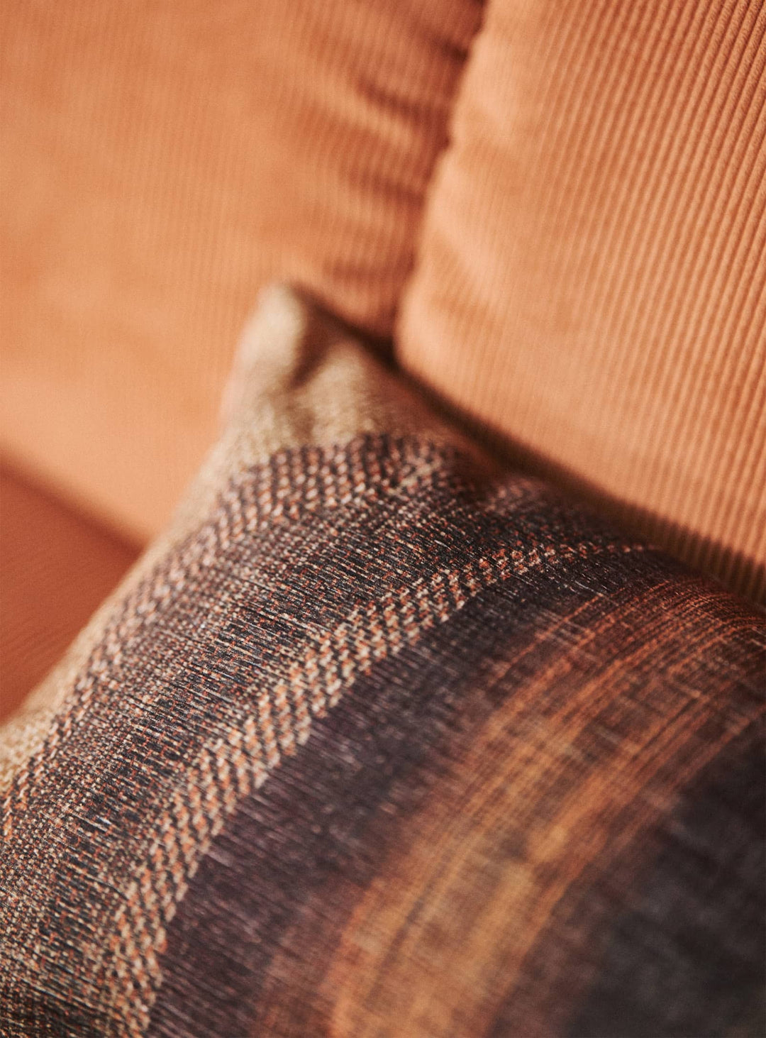 Coussin Gradient HKliving au motif terreux, une pièce décorative polyvalente pour sofa ou daybed.