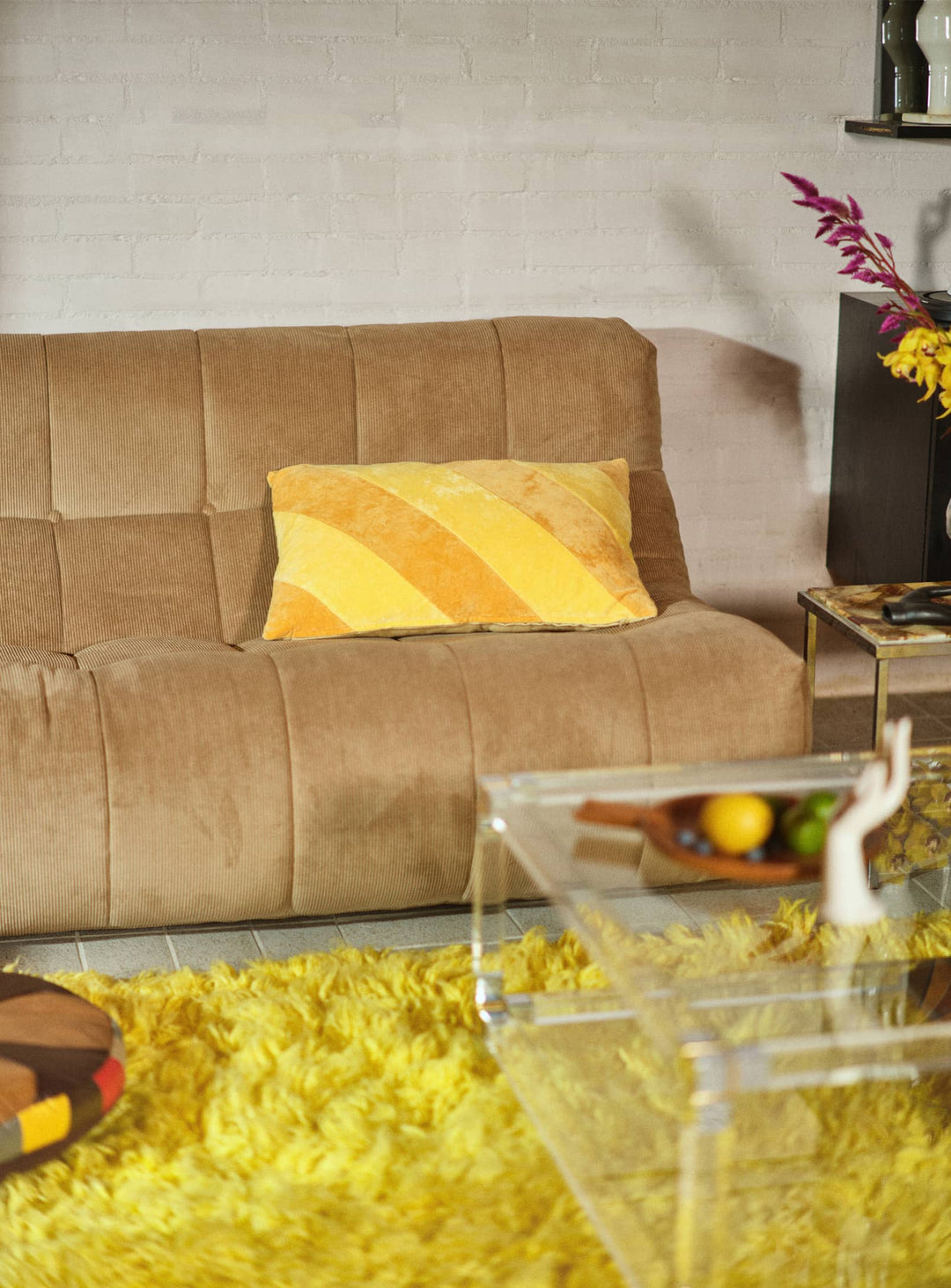 Sofa 2 places Lazy Lounge HKliving, une assise cocooning conçue pour transformer salon ou chambre en véritable refuge. brun