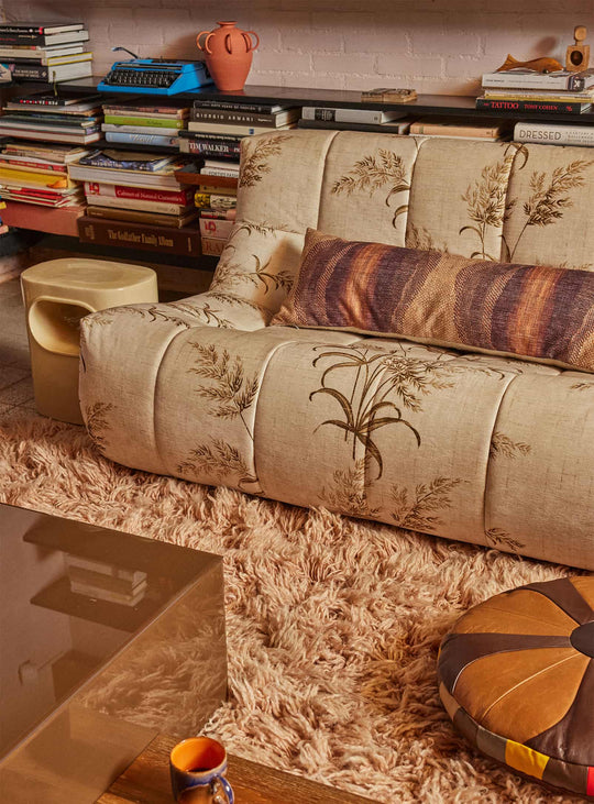 Sofa 2 places Lazy Lounge HKliving, une assise moelleuse et décontractée pour créer un coin détente plein de caractère. reeds