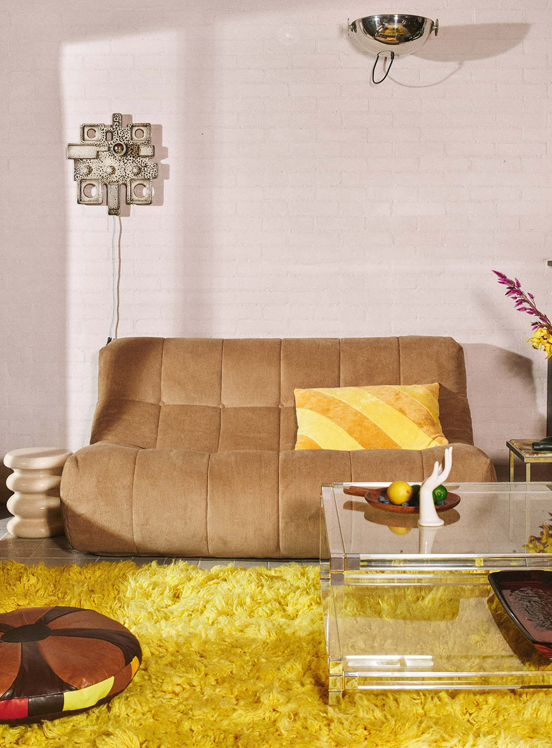 Sofa 2 places Lazy Lounge HKliving, idéal pour les longues pauses lecture, les soirées cinéma ou les moments de repos. brun