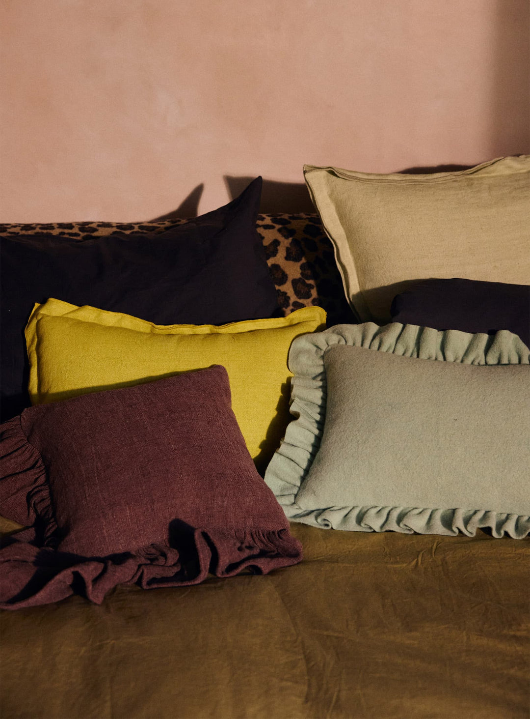 Le coussin en lin Lemongrass HKliving illumine votre salon avec sa teinte jaune vibrante.