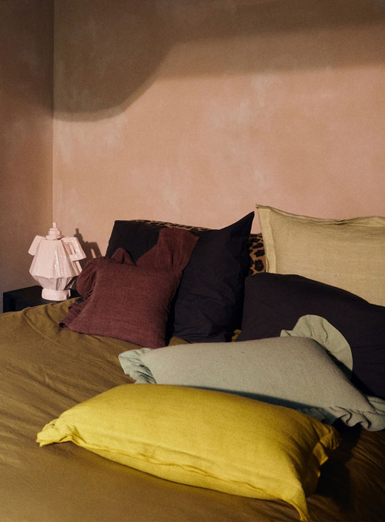 Découvrez le coussin en lin Lemongrass HKliving, une touche de jaune élégante et naturelle.