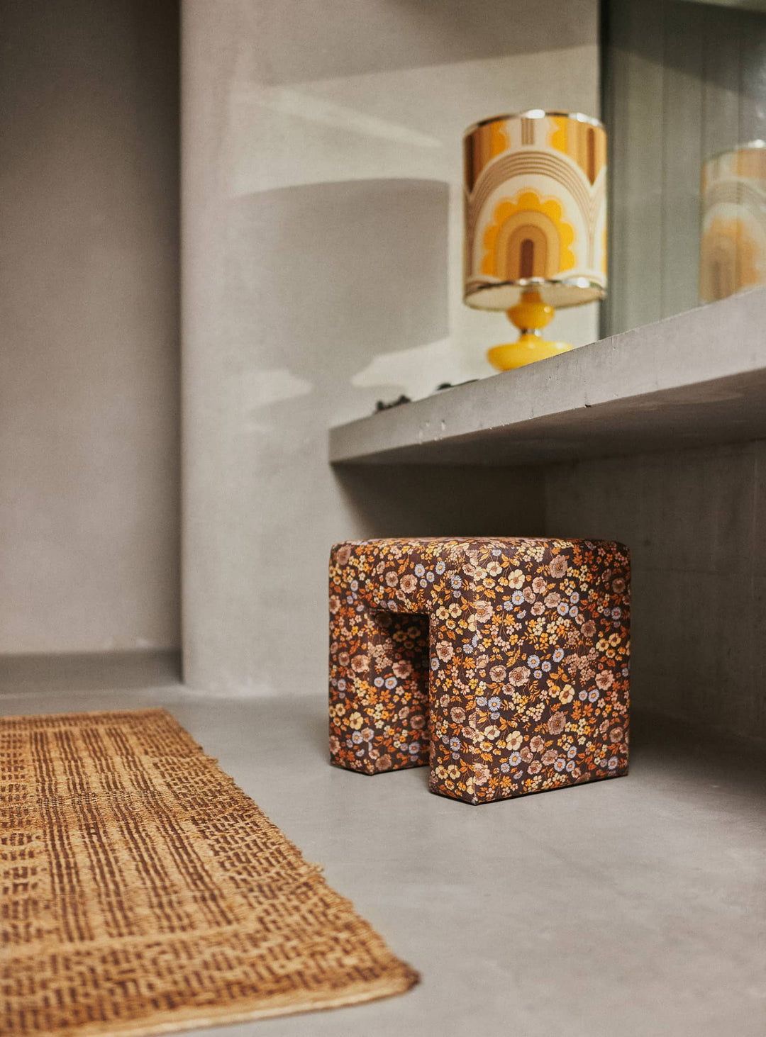 Tabouret Lobby de HKliving : design compact et stylé, parfait pour petits espaces ou déco d’intérieur originale. Bloom.