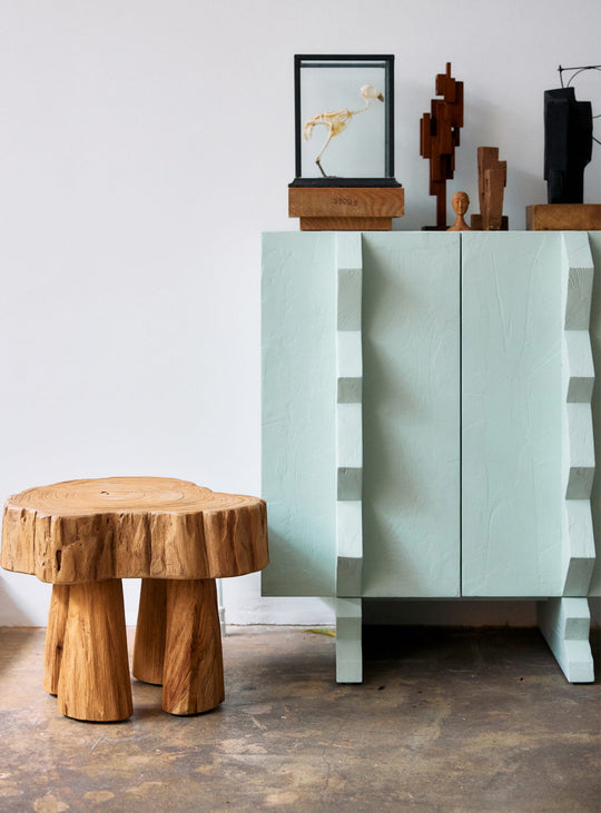 Tabouret Log HKliving en teck massif, une pièce authentique au charme naturel et intemporel.