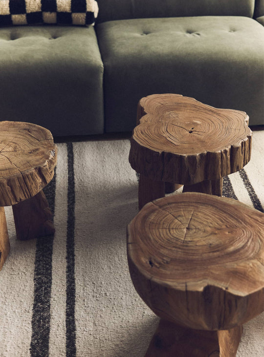 Tabouret Log HKliving en teck, une pièce robuste qui sublime les intérieurs naturels.