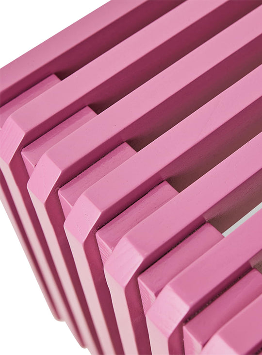 Banc HKliving Slatted Bench, bois Sungkai et silhouette minimaliste. rose