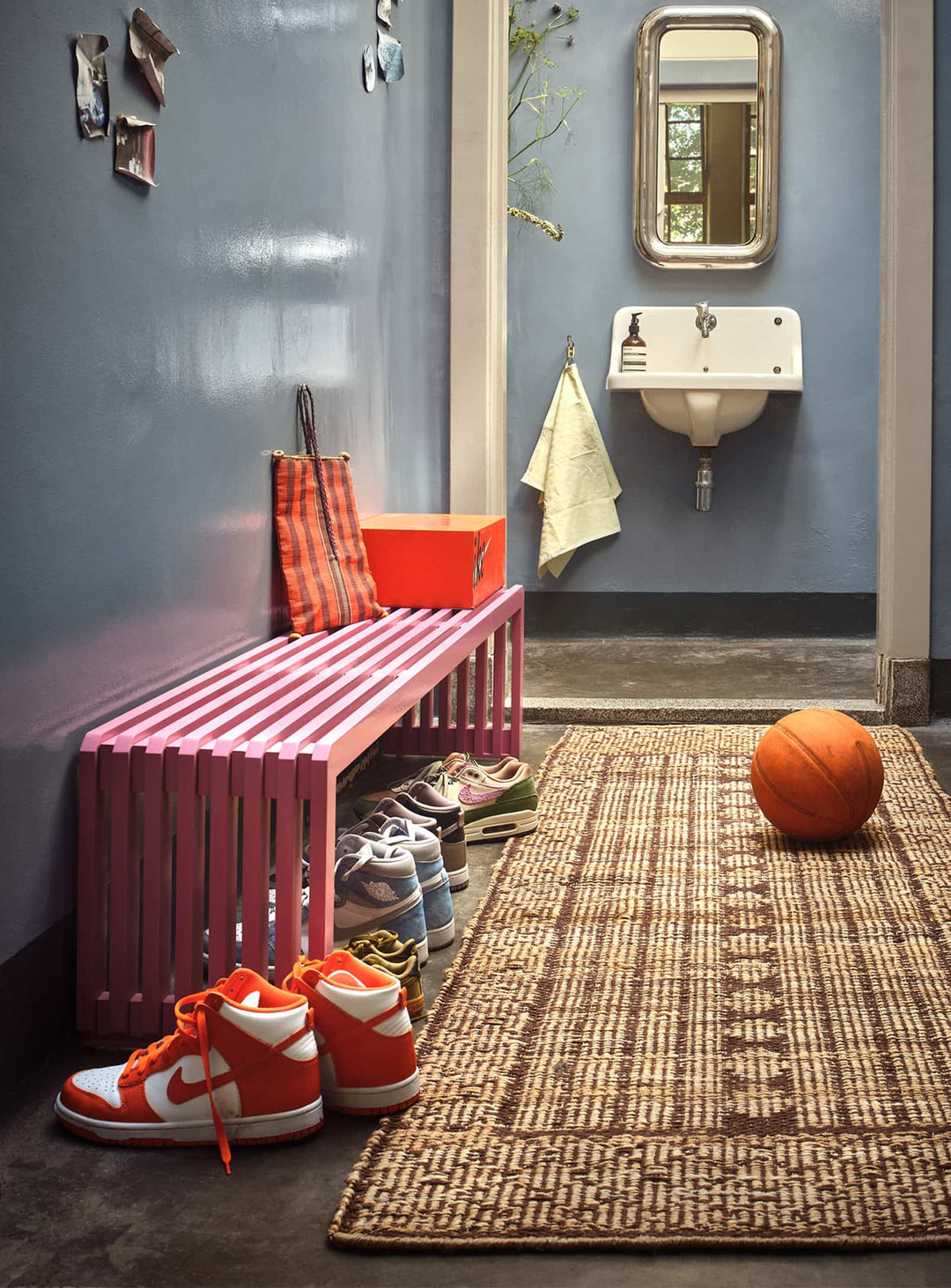 Banc HKliving Slatted Bench, banc en bois Sungkai au design épuré. rose