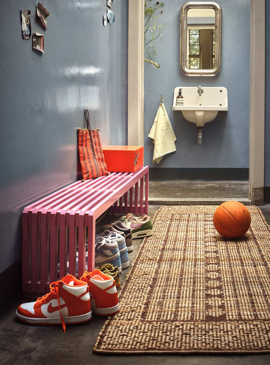 Banc HKliving Slatted Bench, banc en bois Sungkai au design épuré. rose