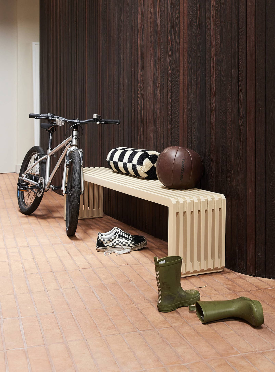 Banc HKliving Slatted Bench, banc décoratif aux lignes épurées. sable