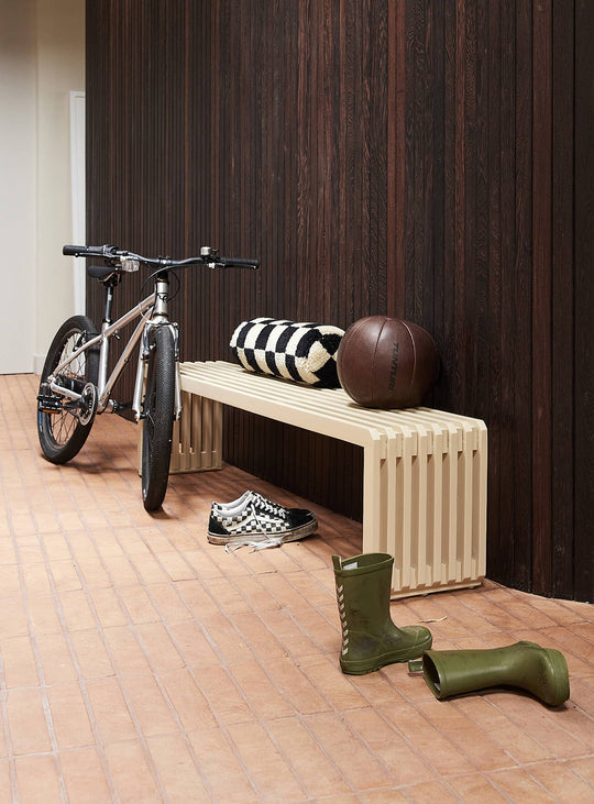 Banc HKliving Slatted Bench, banc décoratif aux lignes épurées. sable