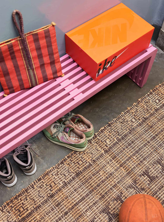 Banc HKliving Slatted Bench, mobilier design pour entrée ou séjour. rose