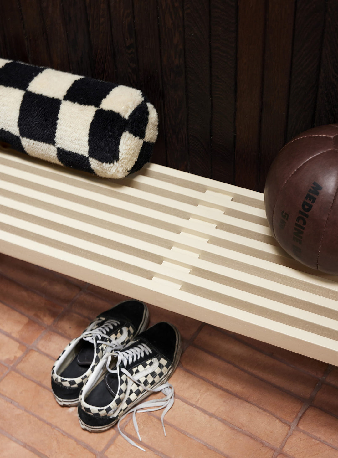 Banc HKliving Slatted Bench, bois naturel et style bohème chic. sable