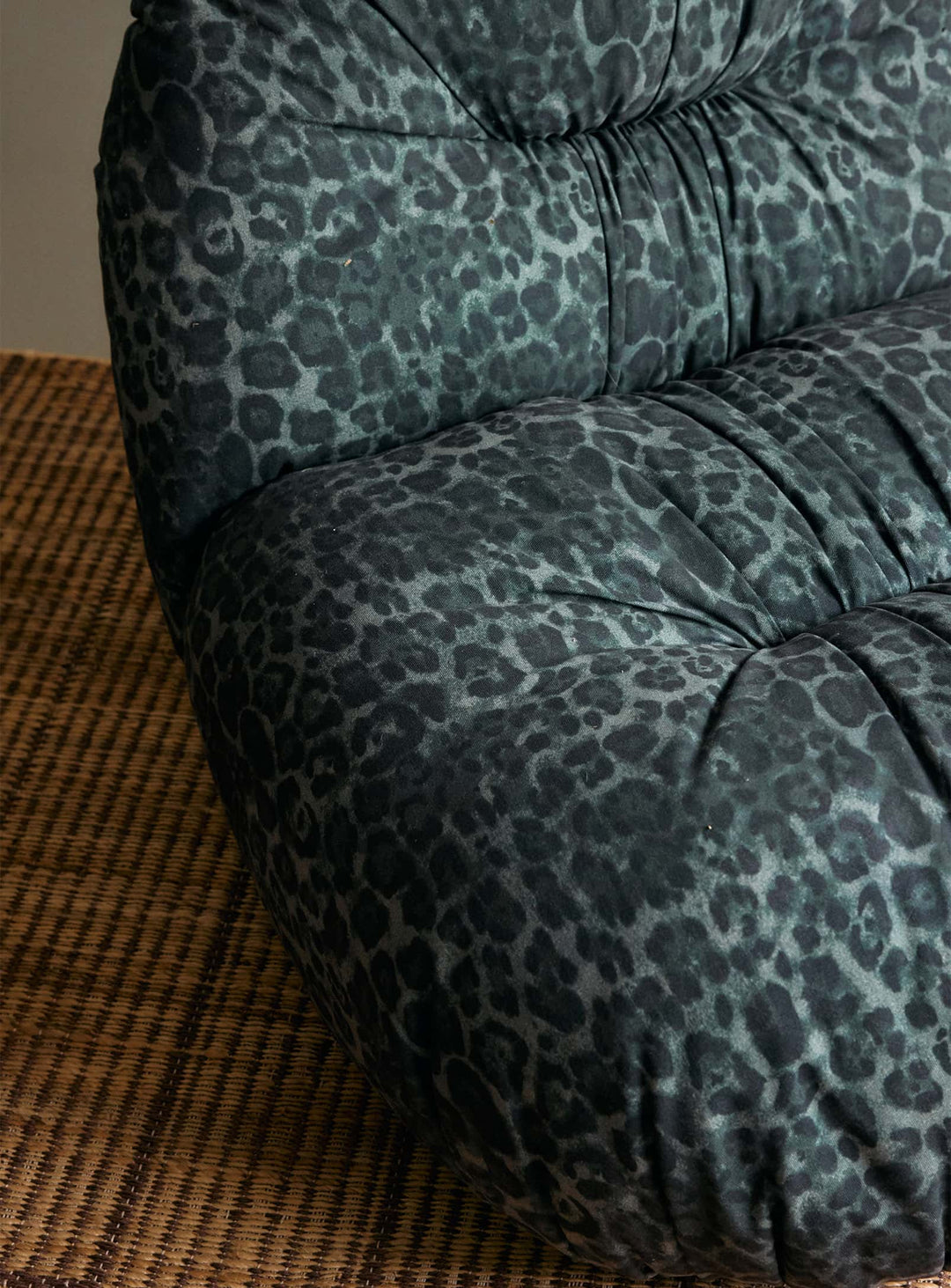 Fauteuil Meloa HKliving : un fauteuil contemporain conçu pour vivre et se détendre. panther