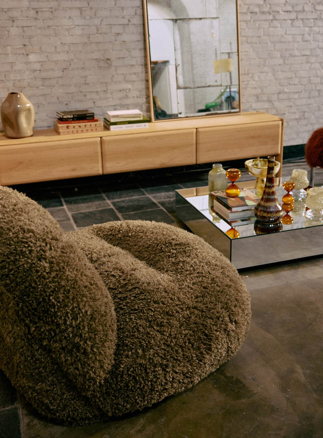 Fauteuil Meloa HKliving : une présence élégante qui transforme l'atmosphère du salon. poodle