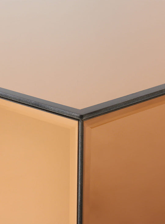 Table à café Miroir HKliving, meuble sculptural aux reflets élégants et subtils. fumé
