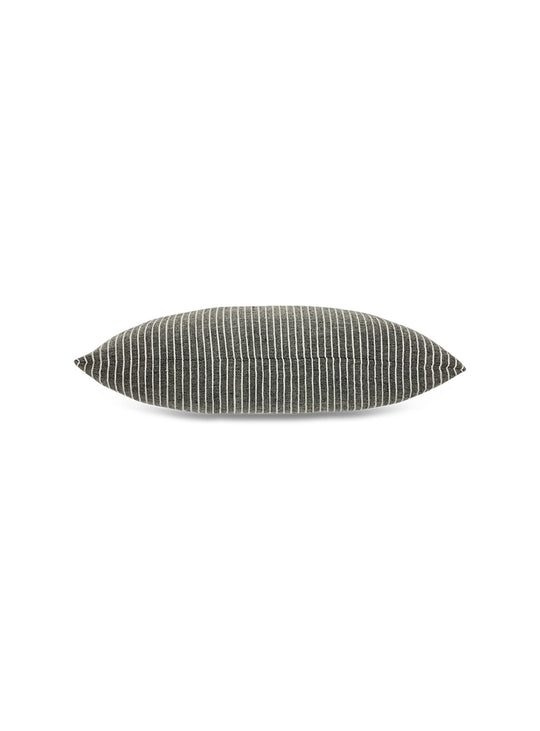 Coussin Monochrome HKliving rayé noir et blanc, idéal pour un intérieur minimaliste ou contemporain.
