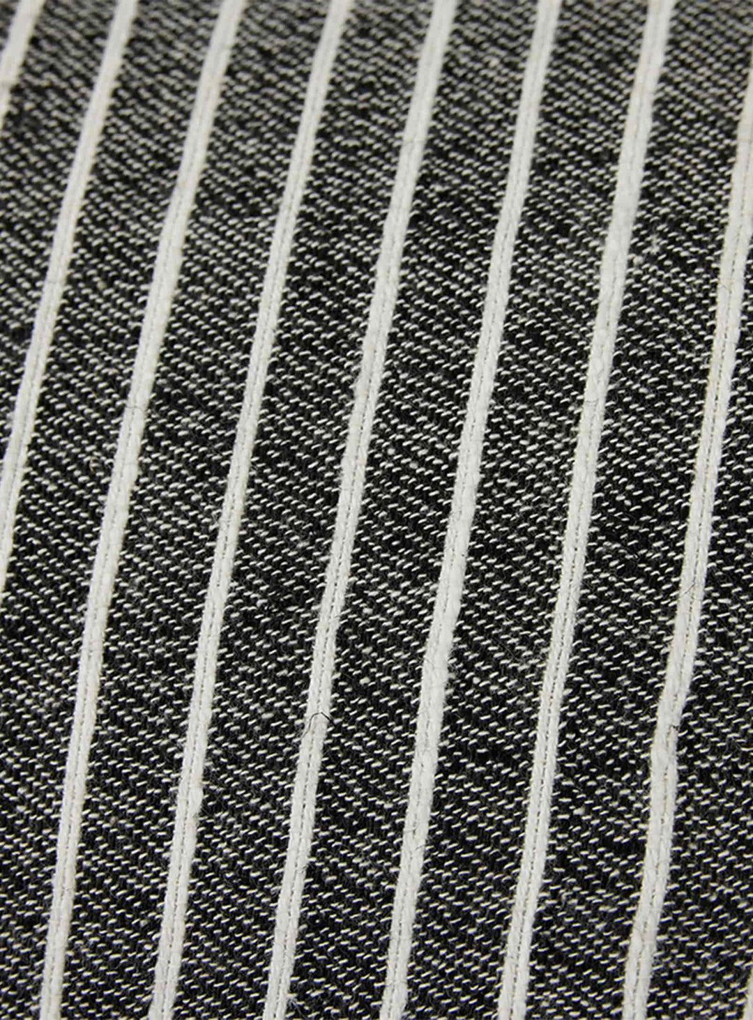 Coussin Monochrome HKliving en lin et coton, une pièce graphique facile à intégrer dans tous les décors.