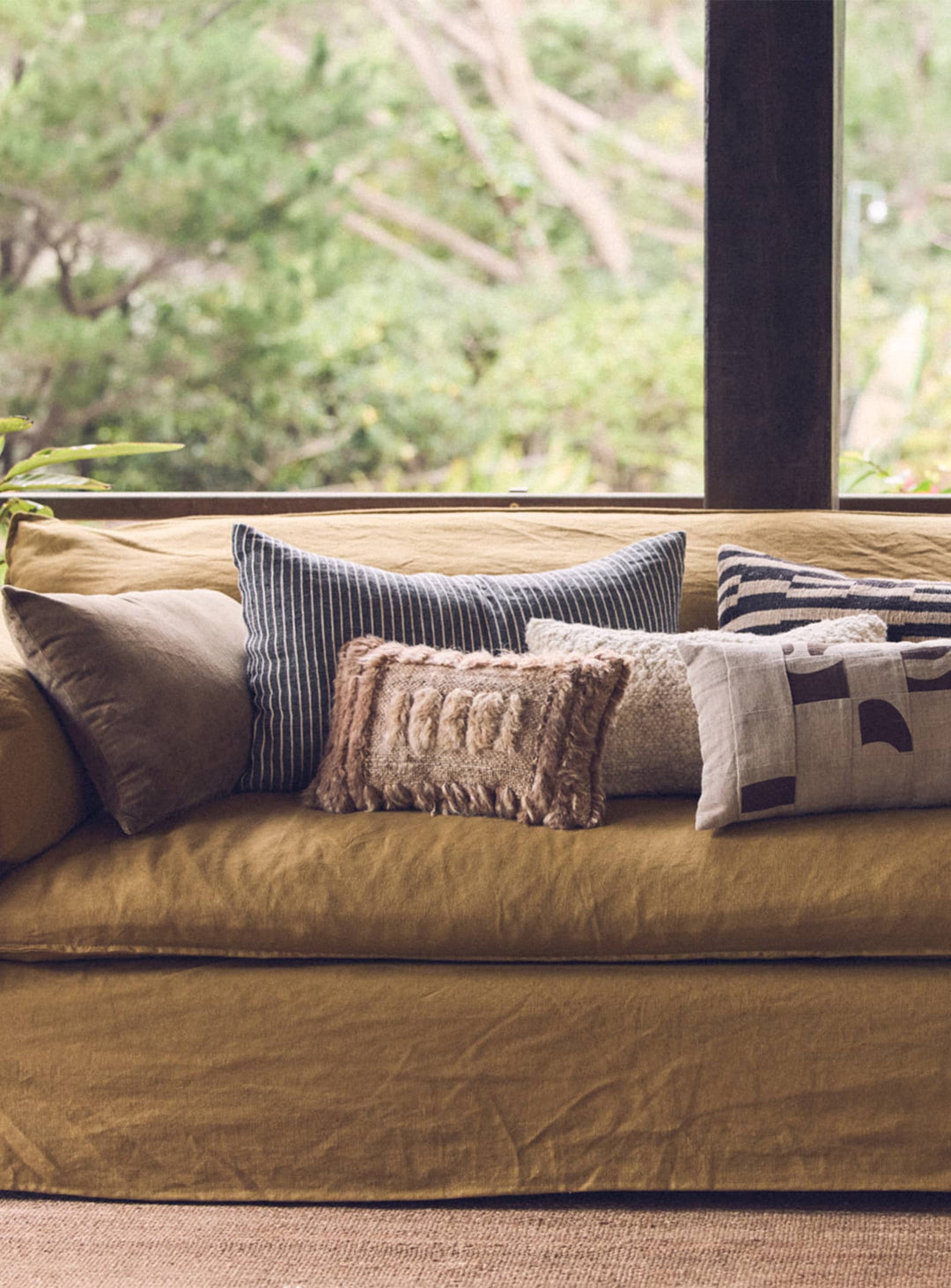 Coussin Monochrome HKliving noir et blanc, un accessoire déco intemporel au charme graphique discret.