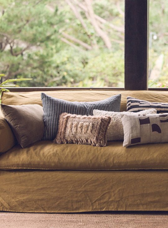 Coussin Monochrome HKliving noir et blanc, un accessoire déco intemporel au charme graphique discret.