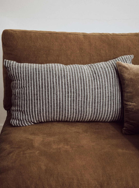 Coussin Monochrome HKliving à fines rayures noires et blanches, au style graphique et intemporel.