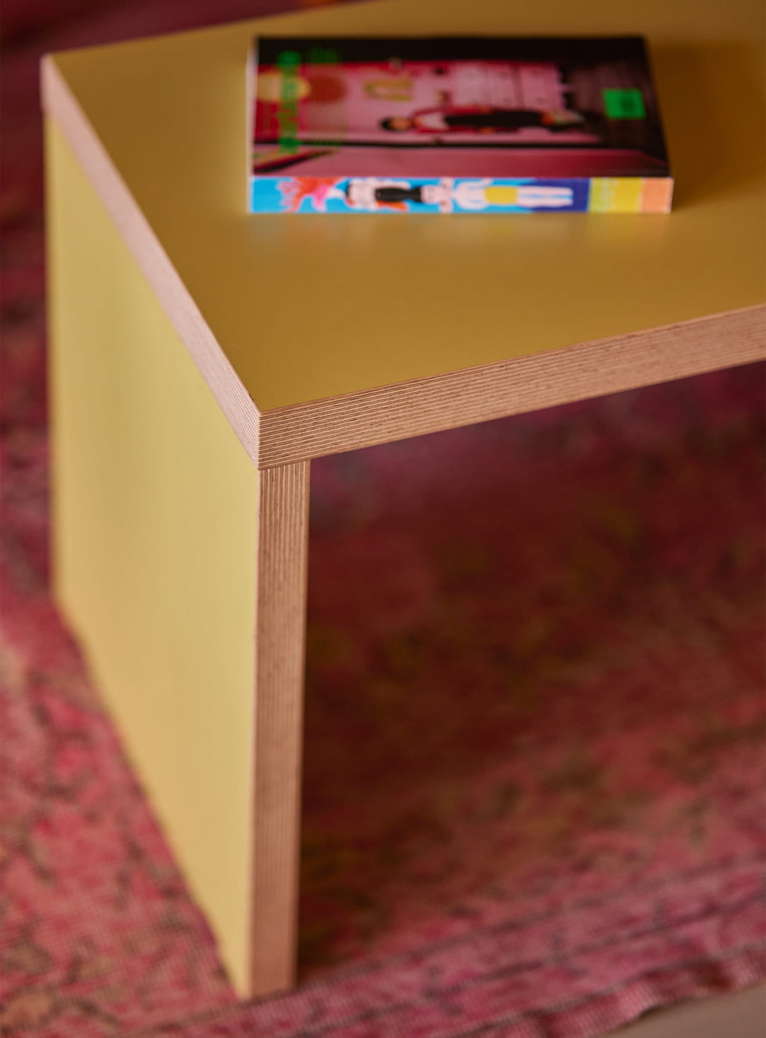 Banc Monolyt HKliving, assise longue idéale pour repas en famille ou entre amis. olive
