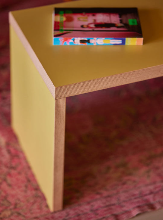 Banc Monolyt HKliving, assise longue idéale pour repas en famille ou entre amis. olive