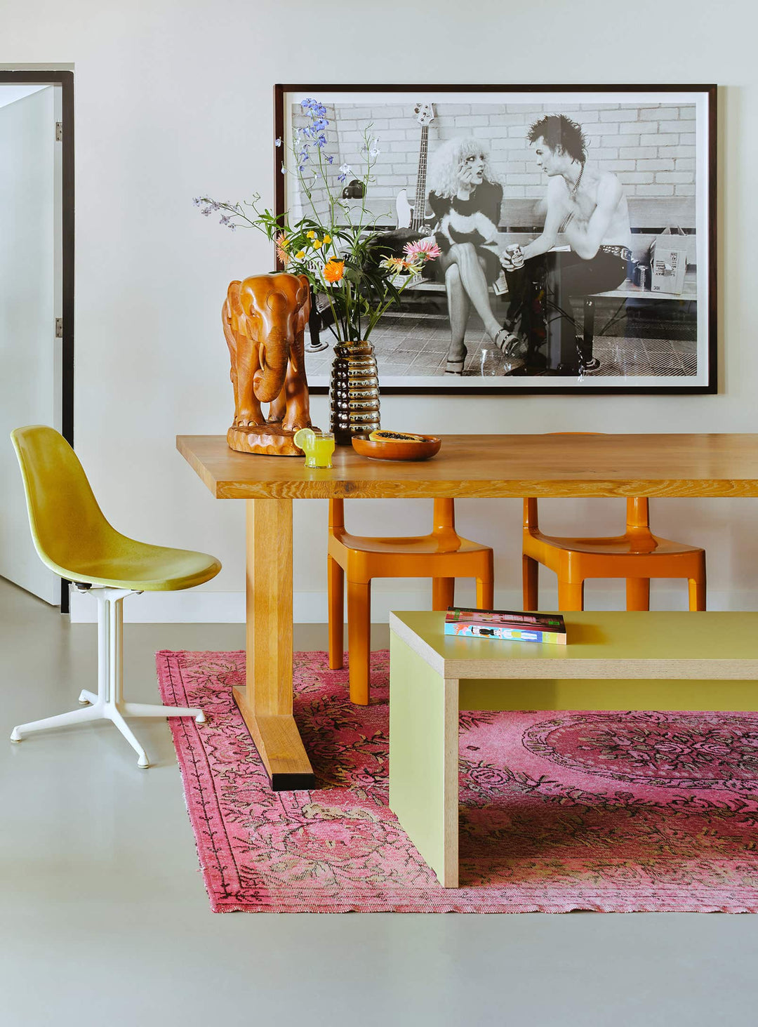 Banc Monolyt HKliving, design moderne et ambiance décontractée autour de la table. olive