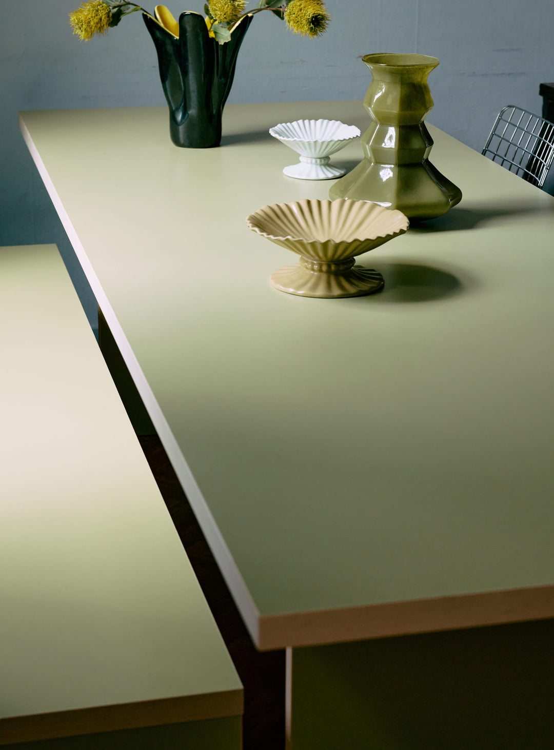 Table Monolyt HKliving, design artistique et proportions généreuses pour tous les espaces. pistache