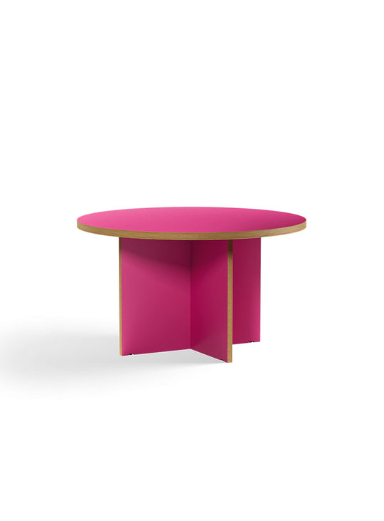 Table ronde Monolyt HKliving, finitions colorées et détails bois naturels raffinés. framboise