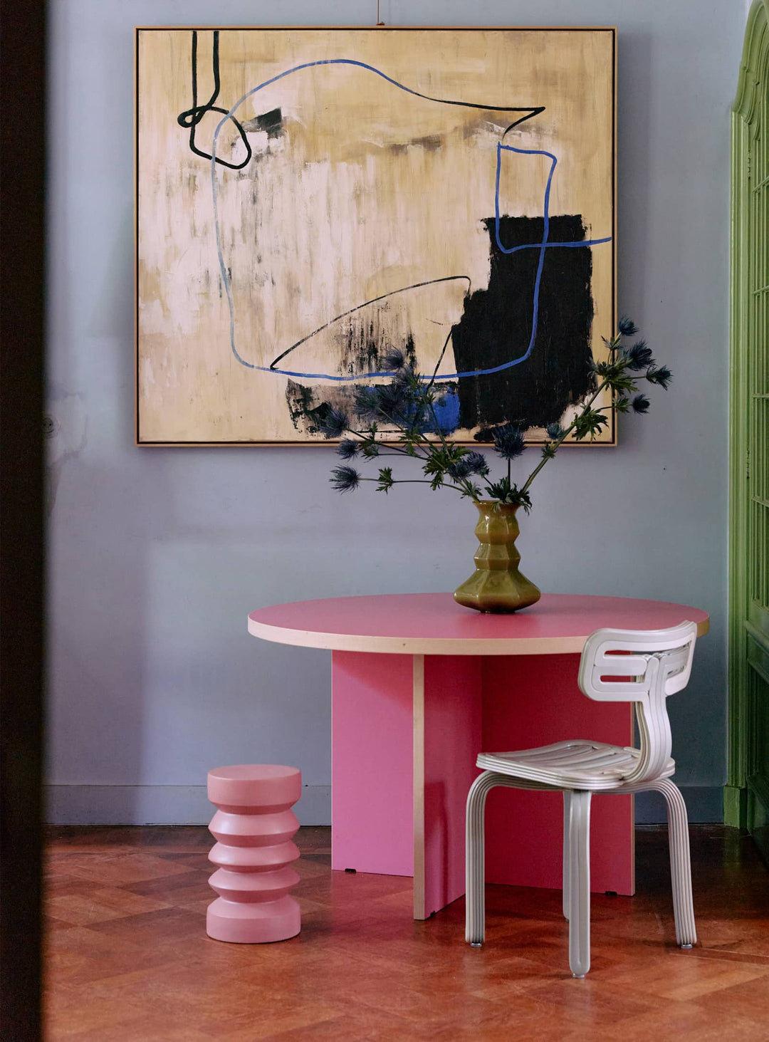 Table ronde Monolyt HKliving, design minimaliste et convivial pour salle à manger moderne. framboise