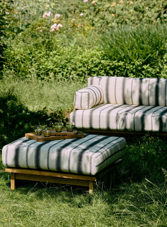 Plateau de service Nature en bois de frêne HKliving : un objet déco aussi beau que fonctionnel.