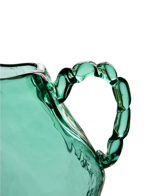 Vase Amfora HKliving, une pièce design en verre qui capte et diffuse la lumière. sapphire