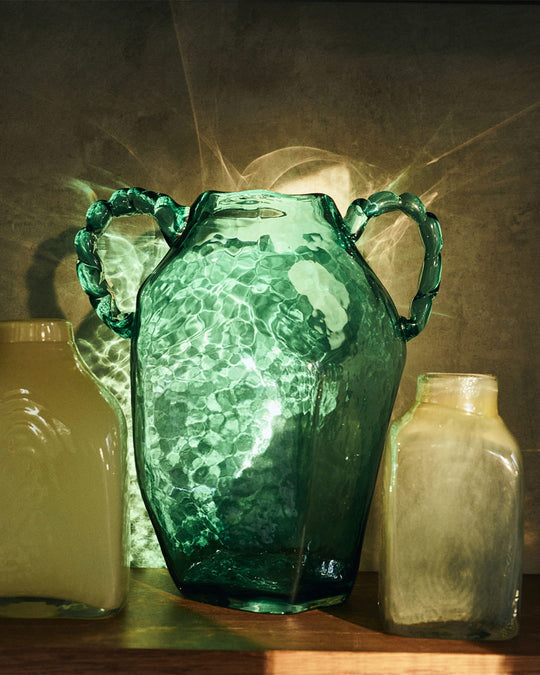 Vase Amfora HKliving, un vase en verre soufflé au design sculptural signé Nienke Sikkema. sapphire