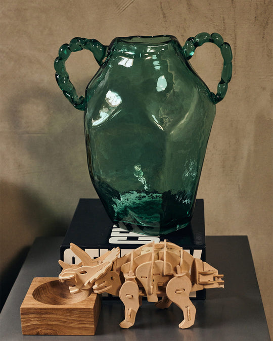 Vase Amfora HKliving, un vase en verre soufflé au style audacieux et intemporel. sapphire