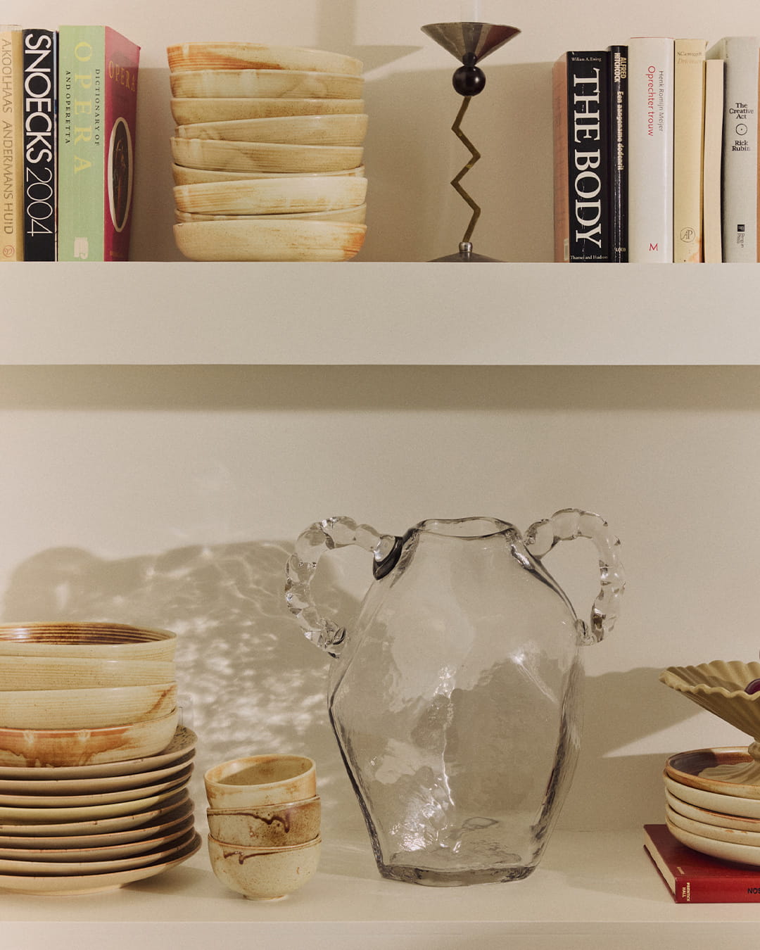 Vase Amfora HKliving, une pièce sculpturale en verre inspirée du savoir-faire artisanal. crystal