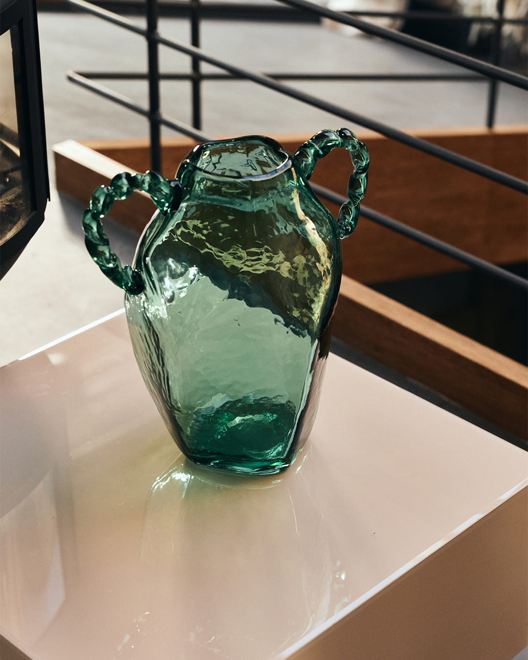 Le vase Amfora HKliving apporte élégance, couleur et caractère à votre intérieur. sapphire