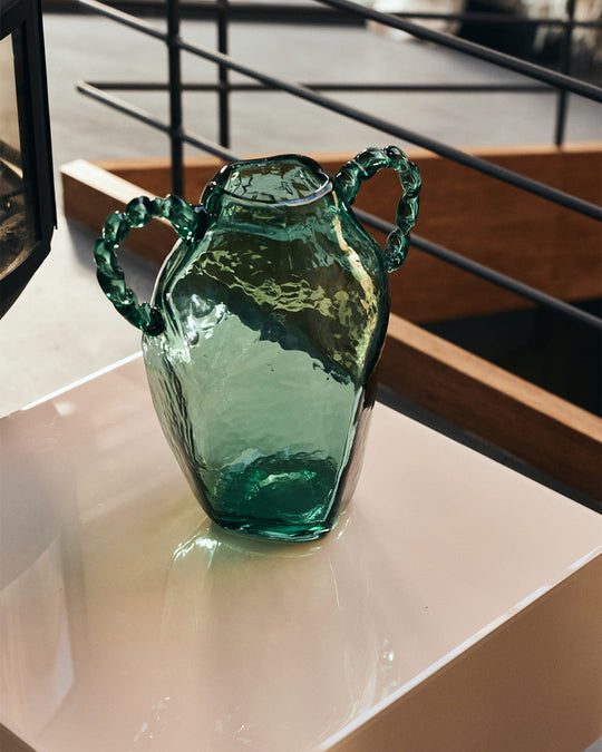 Le vase Amfora HKliving apporte élégance, couleur et caractère à votre intérieur. sapphire