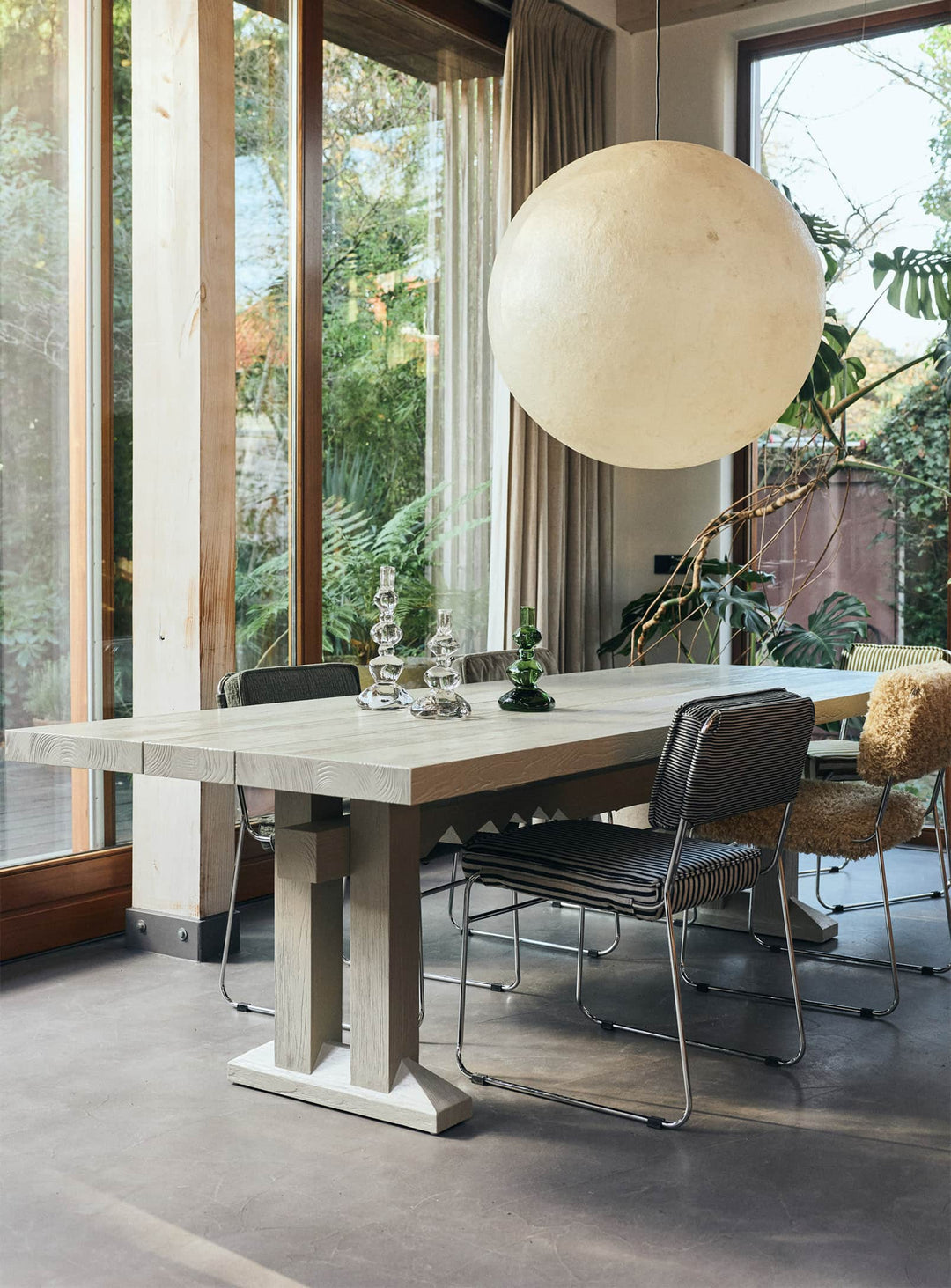 Bougeoir Sikkema HKliving, une création en verre massif au caractère artistique affirmé.