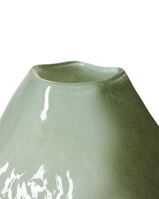 Vase Gemme HKliving, une pièce sculpturale en verre qui capte et reflète la lumière. jade