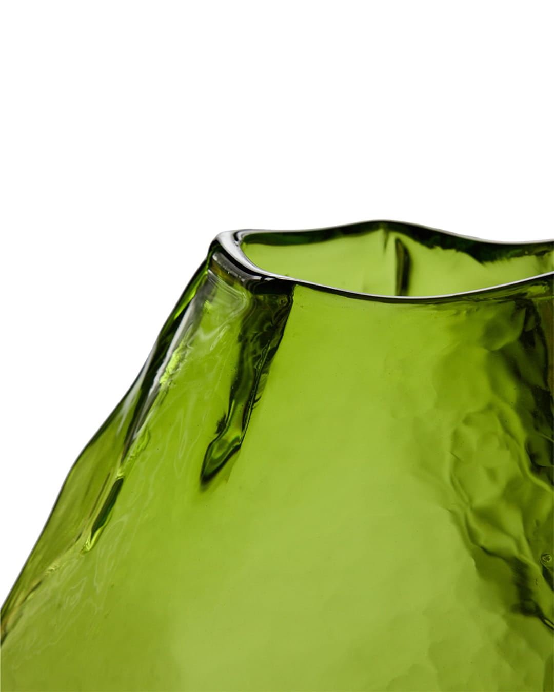 Vase Gemme HKliving, un objet déco en verre soufflé aux lignes géométriques raffinées. peridot