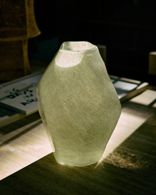 Vase Gemme HKliving, un vase en verre soufflé au design sculptural signé Nienke Sikkema. jade