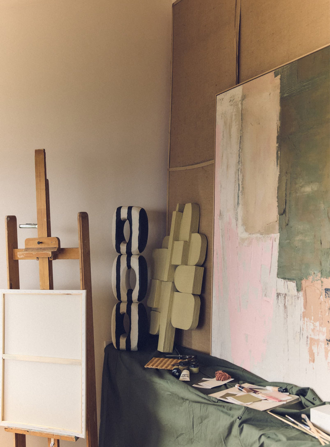 Tableau Nomad HKliving, une peinture abstraite aux nuances organiques et au cadre en bois chaleureux.