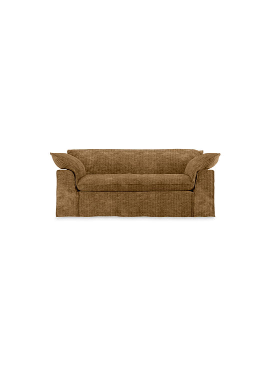 Le sofa HKliving Nomad offre une assise généreuse dans un format compact et élégant. or vieilli